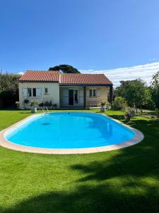 Villa Bleu soleil في بورنيك: مسبح ازرق كبير امام المنزل