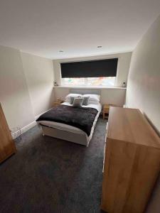 科爾溫灣的住宿－Modern 5 Bedroom Terraced Luxurious House，一间卧室设有一张床和一个大窗户