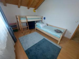 een kleine kamer met een stapelbed en een bureau bij Ferienwohnung im Brechstubenweg in Kiefersfelden