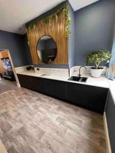 bagno con lavandino e specchio a parete di Modern 5 Bedroom Terraced Luxurious House a Colwyn Bay