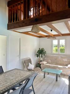 Villa Bleu soleil في بورنيك: غرفة معيشة مع طاولة وأريكة