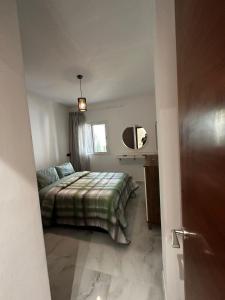 - une chambre avec un lit et une télévision dans l'établissement Appartement Bella vista, à Cabo Negro