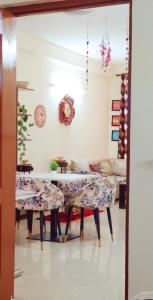 comedor con mesa y sofá en Exclusive Floor on Manali Expressway for Family, en Mohali