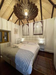 Ένα ή περισσότερα κρεβάτια σε δωμάτιο στο 2 bedrooms house with sea view terrace and wifi at Faja da Ovelha 2 km away from the beach