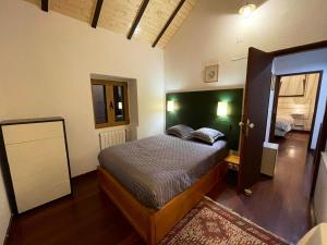Ένα ή περισσότερα κρεβάτια σε δωμάτιο στο 2 bedrooms house with sea view terrace and wifi at Faja da Ovelha 2 km away from the beach