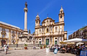 a large building with a monument in front of it at Peri Peri House - Palermo Centro in Palermo