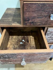 une boîte en bois avec une table en bois et un tiroir dans l'établissement Apartament z Tarasem 40 m2, à Białystok