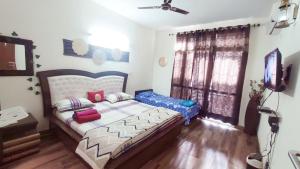 Tempat tidur dalam kamar di Exclusive Floor on Manali Expressway for Family