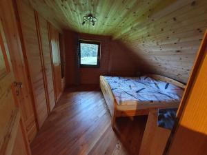 una camera con un letto in una casa di legno di Family house MIRAJ a Krška Vas