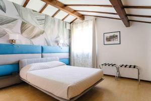 B&B Spina Verde في كومو: غرفة نوم بسرير مع لوحة على الحائط