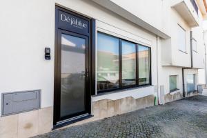 ein Fenster an der Seite eines Gebäudes in der Unterkunft Blue Apartments in Leiria