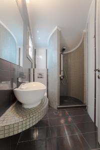 A bathroom at Oniro Luxury Villas