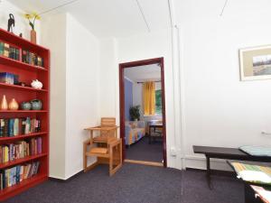 Bílá TřemešnáにあるRelaxの赤い本棚とドアのある部屋