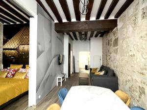 um quarto com uma cama e um sofá num quarto em MARAIS Appartement 2 Chambres 2 Salles de bain - SPA JACUZZI ! em Paris