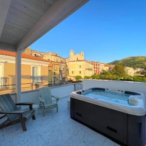 Suitetti Camere&Relax في سان نيكولا أرسيلا: وجود حوض استحمام ساخن على سقف الشرفة