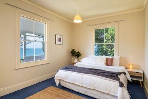 Un dormitorio con una cama grande y una ventana en Historic Homestead, en Napier