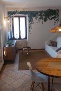 uma sala de estar com um sofá e uma mesa em La Casa nel Borgo em San Felice del Benaco