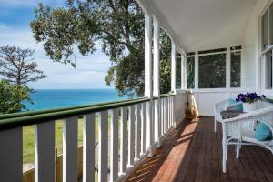 un porche con vistas al océano en Historic Homestead, en Napier