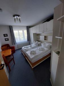 ein Schlafzimmer mit einem großen Bett in einem Zimmer in der Unterkunft Ferienidyll Langeoog in Langeoog