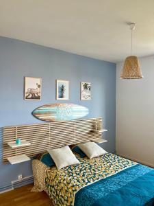 een slaapkamer met een bed met een surfplank aan de muur bij Chambre privée dans un appartement partagé in Villeurbanne