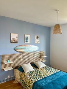 a bedroom with a bed with a surfboard on the wall at Chambre privée dans un appartement partagé in Villeurbanne