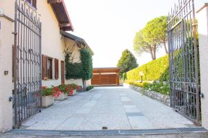 een leeg steegje met poorten in een huis bij B&B Spina Verde in Como