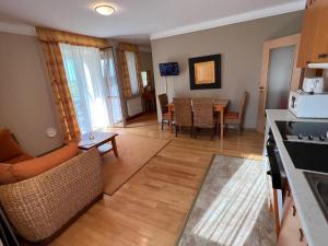 Kuchyňa alebo kuchynka v ubytovaní Luxus Golf Apartment