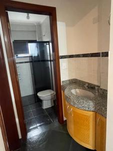 uma casa de banho com um WC, um lavatório e um chuveiro em Piemonte Flat Serra Neg SP em Serra Negra