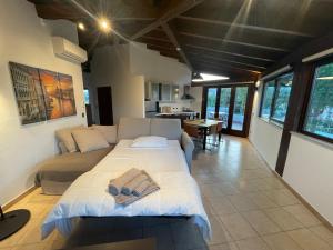 Ліжко або ліжка в номері John Sea Suites