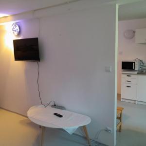 una stanza con un tavolo e una TV su una parete di Domek Muchorek 1km od Energylandii a Zator