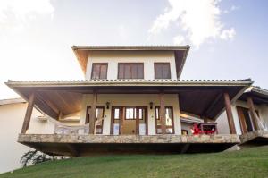 uma casa numa colina com uma casa em Vista para Pedra Azul - 15pessoas 5qtos 7camas 4banheiros - Adelta hospedagem em Venda Nova do Imigrante