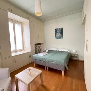 1 dormitorio con cama, sofá y mesa en Villa Peonia Parma en Parma