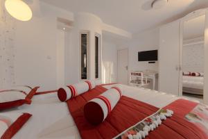 A bed or beds in a room at Oniro Luxury Villas