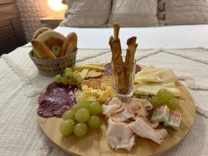 een bord voedsel op een tafel met druiven en vlees bij Love room. Une bulle d évasion. in Lisses