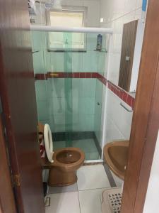 uma pequena casa de banho com WC e lavatório em Alugo quarto não é apartamento todo, perto da praia no Rio de Janeiro