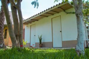 un edificio bianco con una porta in un cortile di Qintipillpi Lunahuaná a Lunahuaná