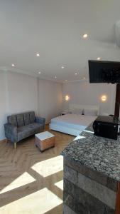 salon z łóżkiem i kanapą w obiekcie Hotel Blador w mieście Tichi