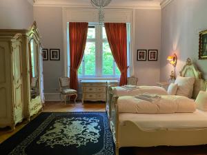 a bedroom with two beds and a window at Schloss Langenzell, Grafensuite in Wiesenbach