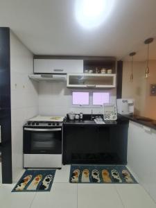 Η κουζίνα ή μικρή κουζίνα στο APTO 2 QUARTOS GUARAPARI
