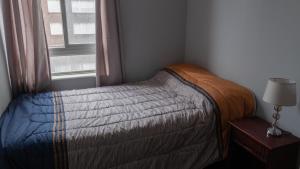 1 dormitorio con cama y ventana en Habitaciones en Departamento compartido centro de Viña, en Viña del Mar
