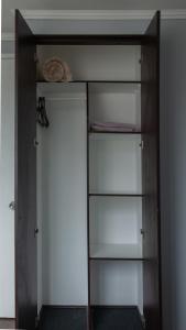 un armario con estanterías de cristal y una puerta en Habitaciones en Departamento compartido centro de Viña, en Viña del Mar