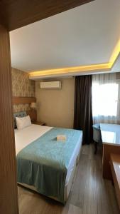 梅爾辛的住宿－Royal Mersin Otel，酒店客房设有床和水槽
