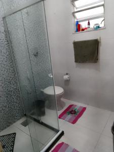 een badkamer met een glazen douche en een toilet bij Cantinho da paz in Cabo Frio