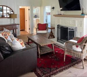 Ruang duduk di laguna beach cottage home