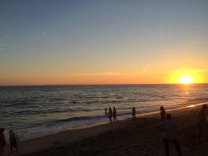 - une promenade sur la plage au coucher du soleil dans l'établissement laguna beach cottage home, à Laguna Beach