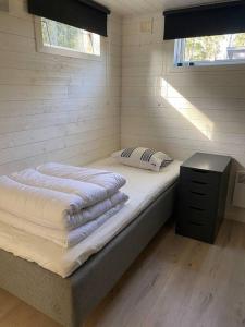 une chambre avec un lit dans une chambre avec une fenêtre dans l'établissement Stuga på ö / närhet till vatten, à Mariestad