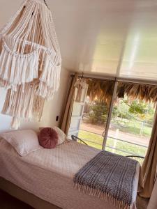 1 dormitorio con cama y ventana grande en Casa Luce en Puerto Viejo