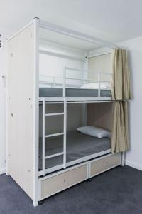 The Social Hotel, Sydney في سيدني: سرير بطابقين أبيض في الغرفة