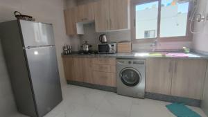 een keuken met een koelkast en een wasmachine bij Private, Air Conditionner and Free Parking in Fès
