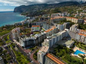 - une vue aérienne sur une ville à côté de l'océan dans l'établissement Apartamento Pita by HR Madeira, à Funchal